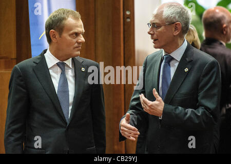 23 maggio 2012 - Bruxelles, BXL, Belgio - Il Primo ministro polacco Donald Tusk e Herman Van Rompuy , presidente del Consiglio europeo (R) prima dell'inizio della riunione informale UE leaders summit di Bruxelles in Belgio su 23.05.2012 da Wiktor Dabkowski (credito Immagine: © Wiktor Dabkowski/ZUMAPRESS.com) Foto Stock