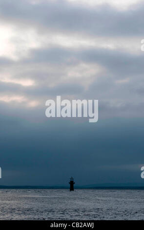 Swansea. Regno Unito. Il 23 maggio 2012. Cielo tempestoso al telecomando Whitford Point lighthouse sulla Penisola di Gower vicino a Swansea. Foto Stock