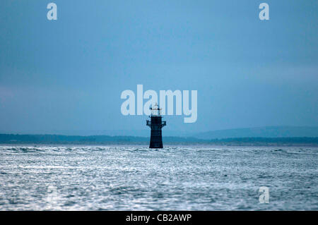 Swansea. Regno Unito. Il 23 maggio 2012. Cielo tempestoso al telecomando Whitford Point lighthouse sulla Penisola di Gower vicino a Swansea. Foto Stock