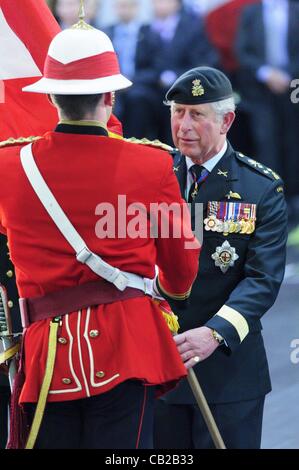 22 maggio 2012 - Toronto, Ontario, Canada - 1812 Commemorative Muster militare di Fort York armeria. CHERLES E CAMILLA visitare Fort York Armeria per una ispezione della guardia d'onore e un militare Muster. Prima delle nazioni e gruppi reggimenti di corrente con un link per la guerra di 1812 commemorerà t Foto Stock