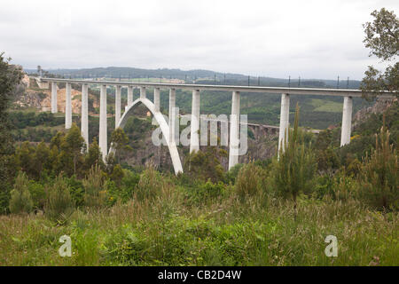 Ponte treno Ave la costruzione della ferrovia stazione ferroviario tren alta velocidad viaducto Galizia Santiago de Compostela Spagna Spain Foto Stock