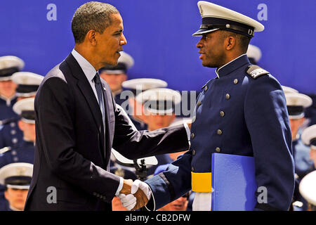 Il Presidente Usa Barack Obama si congratula con Cadet 1a classe Timothy Jefferson sul diploma presso la Air Force Academy durante l'Accademia la cerimonia di consegna dei diplomi del Falcon Stadium il 23 maggio 2012 in Colorado Springs, Colorado. Jefferson fu il quarterback di partenza per la Air Force Falcons squadra di calcio. Foto Stock