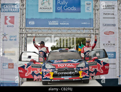 Il 1 gennaio, 2000 - Athens, Grecia - Sebastien Loeb di Francia, destro e il suo copilota Daniel Elena di Monaco con Citroen DS3 WRC wave al Greco tifosi durante la partenza del Rally Acropoli, giovedì, 2012-24-05 (credito Immagine: © Evi Zoupanos/ZUMAPRESS.com) Foto Stock