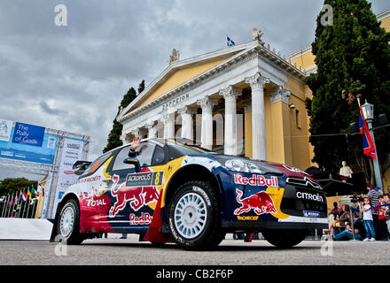 24 maggio 2012 - Athens, Grecia - Sebastien Loeb di Francia e il suo copilota Daniel Elena di Monaco con Citroen DS3 WRC wave al Greco tifosi durante la partenza del Rally Acropoli, giovedì, 2012-24-05 (credito Immagine: © Evi Zoupanos/ZUMAPRESS.com) Foto Stock