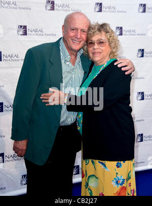 24 maggio 2012 - West Hollywood, CA, Stati Uniti d'America - Mike Stoller e Corky Hale Stoller arrivare per la NARAL Pro-Choice America's 2012 Los Angeles potere di scelta la ricezione presso l'Hotel Standard. Foto Stock