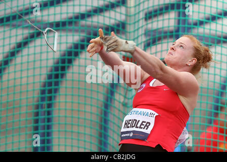 Martello tedesco thrower Betty Heidler mostrato durante il Golden Spike Athletic riunione del 24 maggio 2012. Betty Heidler finito prima. (CTK foto/Petr Sznapka) Foto Stock