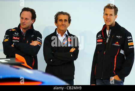 25.05.2012. Monte Carlo, Monaco. Tedesco di Formula Uno pilota Sebastian Vettel (R) della Red Bull, quattro-tempo Formula One World Champion, Alain Prost (C) e il team principal della Red Bull, British Christian Horner (L), sono visti durante la presentaion della nuova Renault Alpine A110-50 concept-car a t Foto Stock