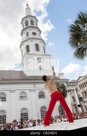 I Kanji Segawa un ballerino con la Alvin Ailey American Dance Theater esegue durante le cerimonie di apertura per il Festival di Spoleto negli Stati Uniti con la storica chiesa di San Michele in background il 25 maggio 2012 a Charleston, Carolina del Sud. Il 17-giorno performing arts festival comprenderà più di 140 perf Foto Stock