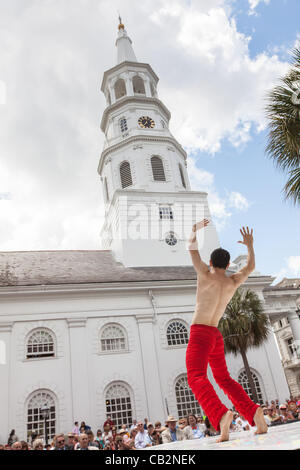 I Kanji Segawa un ballerino con la Alvin Ailey American Dance Theater esegue durante le cerimonie di apertura per il Festival di Spoleto negli Stati Uniti con la storica chiesa di San Michele in background il 25 maggio 2012 a Charleston, Carolina del Sud. Il 17-giorno performing arts festival comprenderà più di 140 perf Foto Stock