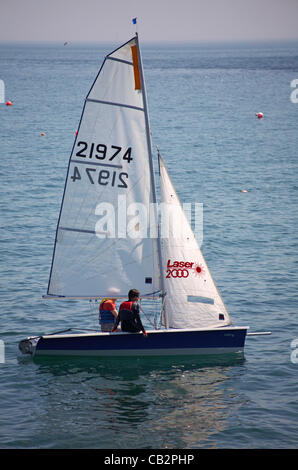 Swanage, UK venerdì 25 maggio 2012. rendendo la maggior parte del tempo caldo come le temperature si elevano a Swanage, UK. vela nella baia su un laser 2000 Foto Stock