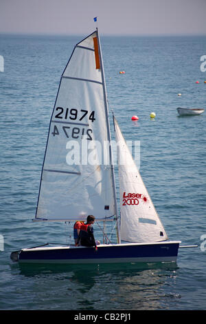 Swanage, UK venerdì 25 maggio 2012. rendendo la maggior parte del tempo caldo come le temperature si elevano a Swanage, UK. vela nella baia su un laser 2000 Foto Stock