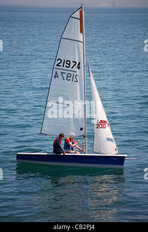 Swanage, UK venerdì 25 maggio 2012. rendendo la maggior parte del tempo caldo come le temperature si elevano a Swanage, UK. vela nella baia su un laser 2000 Foto Stock