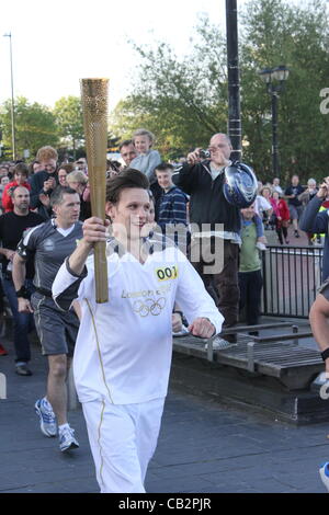 CARDIFF, 26 maggio 2012. Matt Smith porta la fiamma olimpica attraverso la Baia di Cardiff, Galles. L'attore, noto per il suo ruolo del medico nella British sci-fi visualizza 'Dottore chi", è stato il primo portatore di torcia di giorno in giorno. Foto Stock