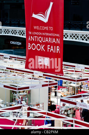 LONDON, Regno Unito - 25 Maggio 2012: sopra vista del 55th Londra antiquario internazionale Salone del libro, la più antica Fiera del libro nel Regno Unito, presso il Centro Espositivo di Olympia su 24-26 maggio Foto Stock