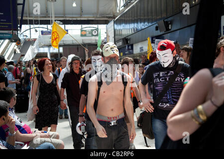 Londra, Regno Unito. Il 26 Maggio 2012 Dopo la raccolta in varie posizioni intorno a Londra i manifestanti hanno fatto il loro modo di Putney da prendere un treno a Waterloo. Il loro obiettivo finale è stato Nick Clegg's Street dove hanno cercato di ottenere a casa sua. Foto Stock