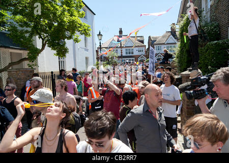 Londra, Regno Unito. 26 maggio 2012 manifestanti Ukuncut tenere una parte di strada al di fuori di Nick Clegg's house, essi hanno protestato contro le misure di austerità adottate dal governo. Foto Stock