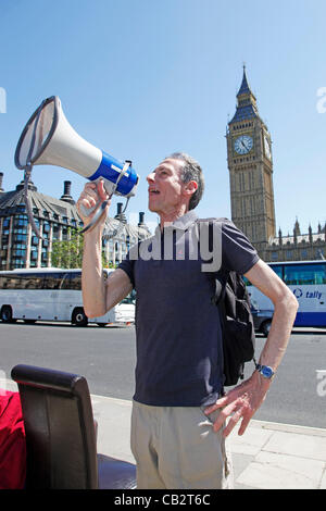 Londra, Regno Unito. Sabato 26 Maggio 2012. Peter Tatchell parlando a Piazza del Parlamento, Westminster, prima di UK Uncut tenere una strada alternativa delle parti per protestare contro Regno Unito tagli e misure di austerità. Foto Stock