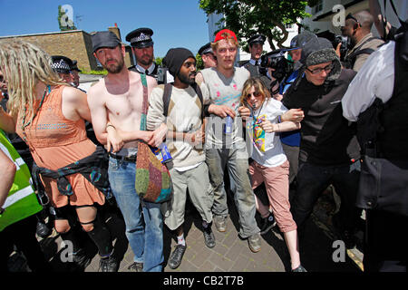 Putney, Londra, Regno Unito. Sabato 26 Maggio 2012. I manifestanti di UK uncut tenere una strada alternativa delle parti per protestare contro Regno Unito tagli e misure di austerità. Foto Stock