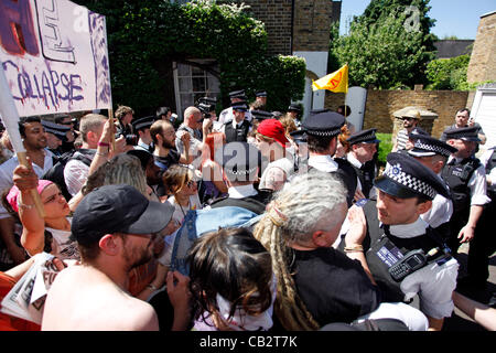 Putney, Londra, Regno Unito. Sabato 26 Maggio 2012. I manifestanti di UK uncut tenere una strada alternativa delle parti per protestare contro Regno Unito tagli e misure di austerità. Foto Stock