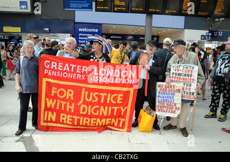 Londra, Regno Unito. 26 maggio 2012 Regno Unito - i manifestanti di UK uncut presso la stazione ferroviaria di Waterloo per protestare contro Regno Unito tagli e misure di austerità. Foto Stock