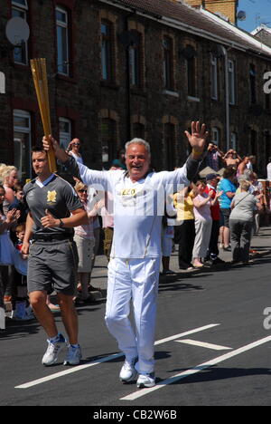 2012 Torcia Olimpica processione giunge Bryncethin Bridgend Wales UK 26 maggio 2012 sfolgorante sole, strade e linee con le persone. Linea di credito : credito: Carin Victoria Harris / Alamy Live News Foto Stock