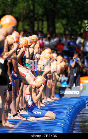 ITU Triathlon World Series - Campeonato del mundo de triatlon ; Casa de Campo, Madrid - Donne Elite Series - atleti preparare a nuotare Foto Stock