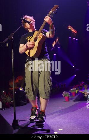 25 maggio 2012 - Madrid, Spagna - Ed Sheeran esegue sul palco durante la primavera Pop 2012 Festival presso il Palacio Vistalegre Maggio 25, 212 a Madrid (credito Immagine: © Jack Abuin/ZUMAPRESS.com) Foto Stock