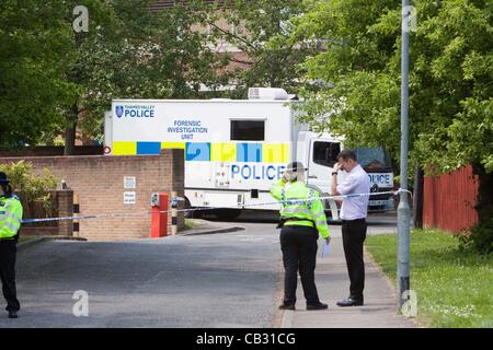 27-05-2012 : Bracknell, Regno Unito - Le indagini della polizia nella scoperta di un corpo di donna in una metropolitana in Bracknell, Berkshire. La polizia sta trattando la morte come sospetta. Foto Stock