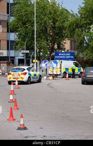 27-05-2012 : Bracknell, Regno Unito - Le indagini della polizia nella scoperta di un corpo di donna in una metropolitana in Bracknell, Berkshire. La polizia sta trattando la morte come sospetta. Foto Stock