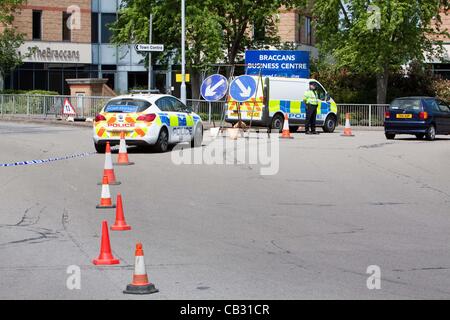 27-05-2012 : Bracknell, Regno Unito - Le indagini della polizia nella scoperta di un corpo di donna in una metropolitana in Bracknell, Berkshire. La polizia sta trattando la morte come sospetta. Foto Stock