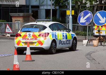 27-05-2012 : Bracknell, Regno Unito - Le indagini della polizia nella scoperta di un corpo di donna in una metropolitana in Bracknell, Berkshire. La polizia sta trattando la morte come sospetta. Foto Stock