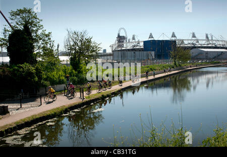 Lo Stadio Olimpico per le Olimpiadi del 2012, Londra, Regno Unito. Il 27 maggio 2012. Lo Stadio Olimpico e la zona circostante con i visitatori che utilizzano il percorso di traino sulle rive del fiume Lea sistema di canale per il ciclismo e il finito di ArcelorMittal. Foto Stock