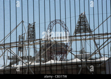 Lo Stadio Olimpico per le Olimpiadi del 2012, Londra, Regno Unito. Il 27 maggio 2012. Lo Stadio Olimpico e la zona circostante ora bloccato verso il basso dietro un muro di sicurezza. Foto Stock