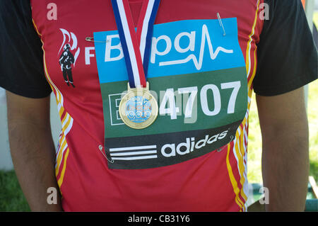 27 Maggio, 2012. Londra, Regno Unito. Runner alza i soldi per la carità eseguendo in 10.000 metri annuale gara su strada. Il corso è sponsorizzato da BUPA. Foto Stock