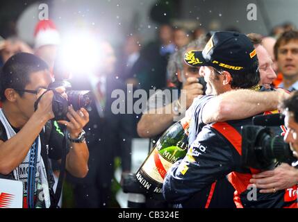 27.05.2012. Monaco Monte Carlo Grand Prix F1. Australian Formula One driver Mark Webber (anteriore) della Red Bull festeggia con il team principal della Red Bull, British Christian Horner, sul podio dopo aver vinto il Gran Premio di Monaco alla gara di F1 Via di Monte Carlo, 27 maggio 2012. Foto Stock