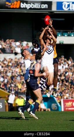 27.05.2012 Subiaco, Australia. Fremantle v West Coast Eagles. Azione durante il round 9 gioco giocato a Patersons Stadium. Foto Stock