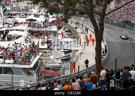 27.05.2012. Monaco Monte Carlo, F1 Grand Prix Motorsports: FIA Formula One World Championship 2012, il Grand Prix di Monaco, #3 Jenson Button (GBR, Vodafone McLaren Mercedes), vola oltre le barche ormeggiate bloccato con gli spettatori Foto Stock