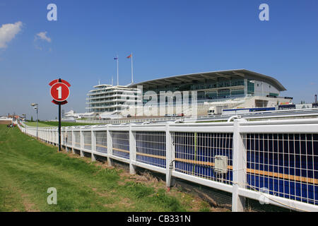 27/05/12. Epsom Downs, Surrey, Regno Unito. La regina dello stand e la Duchessa dello stand si affacciano sul traguardo del Derby Foto Stock