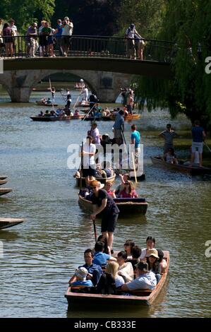 Cambridge, Regno Unito. 27/05/2012. Inizio estate continua nella città universitaria di Cambridge con persone che accorrevano al punt lungo il fiume Cam sul dorso di Clare College Foto Stock