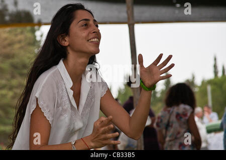 Una giovane donna balli in una tenda eretta di fronte alla Knesset a Shavuot Holiday succede il tentativo di innescare la passione di giustizia sociale protesta dell estate del 2011. Gerusalemme, Israele. 27-Maggio-2012. Foto Stock