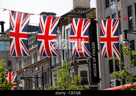 Londra, Regno Unito. Domenica 27 maggio 2012. Union Jack Flag e rosso, bianco e blu bunting decorazioni per la regina del Giubileo di diamante al di fuori di House of Fraser in Oxford Street a Londra, Inghilterra Foto Stock