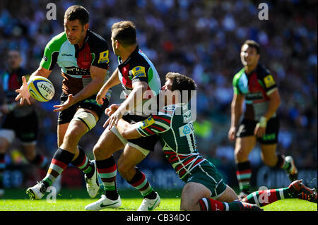 26.05.2012 Richmond, Inghilterra. Arlecchini numero 8 (#8) Nick Pasqua prende l'offload da Scrum-Half (#9) Danny Care come Leicester Tigers Fly-Half (#10) George Ford affronta durante la seconda metà del Aviva Premiership Rugby finale tra arlecchini e Leicester Tigers a Twickenham Stadium. Foto Stock