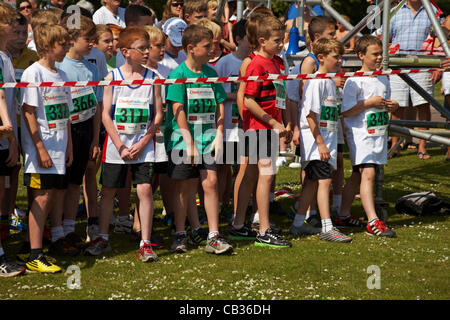 Poole, Dorset, UK domenica 27 maggio 2012. Debra Stephenson, attrice e comedienne e Liz urla, doppia Olympian and Commonwealth medallist, inizio gare a Poole Festival di esecuzione, Poole Park premier evento sportivo. Ottenere pronto per l'inizio del 1 miglio minithon per ragazzi di 10 e 11 Foto Stock