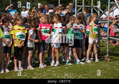 Poole, Dorset, UK domenica 27 maggio 2012. Debra Stephenson, attrice e comedienne e Liz urla, doppia Olympian and Commonwealth medallist, inizio gare a Poole Festival di esecuzione, Poole Park premier evento sportivo. Tenetevi pronti per i 1 miglio minithon per le bambine di 8 e 9 Foto Stock