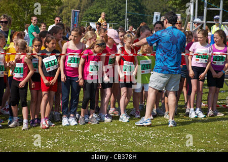 Poole, Dorset, UK domenica 27 maggio 2012. Debra Stephenson, attrice e comedienne e Liz urla, doppia Olympian and Commonwealth medallist, inizio gare a Poole Festival di esecuzione, Poole Park premier evento sportivo. Consulenza finale per le ragazze del 1 miglio minithon ragazze 10 e 11 Foto Stock