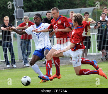 Torneo di Qualificazione per EURO U19: Repubblica ceca vs i Paesi Bassi a Praga, nella Repubblica ceca il 27 maggio 2012. Simon Falta (centrale), Filip Twardzik (destra) della Repubblica ceca e della Giordania Botaka dei Paesi Bassi. (CTK foto/Stanislav Peska) Foto Stock