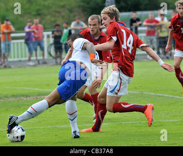 Torneo di Qualificazione per EURO U19: Repubblica ceca vs i Paesi Bassi a Praga, nella Repubblica ceca il 27 maggio 2012. Marek Kratky (destra) della Repubblica ceca, Memphis Depay (destra) dei Paesi Bassi. (CTK foto/Stanislav Peska) Foto Stock