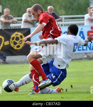 Torneo di Qualificazione per EURO U19: Repubblica ceca vs i Paesi Bassi a Praga, nella Repubblica ceca il 27 maggio 2012. Jurgen Locadia (destra) dei Paesi Bassi spara il primo obiettivo mentre Marek Cepelak lo difende. (CTK foto/Stanislav Peska) Foto Stock