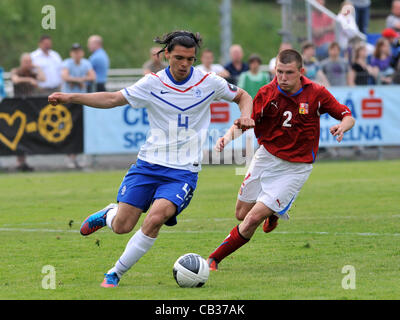 Torneo di Qualificazione per EURO U19: Repubblica ceca vs i Paesi Bassi a Praga, nella Repubblica ceca il 27 maggio 2012. Milano Lutonsky (destra) della Repubblica ceca, Karim Rekik (sinistra) dei Paesi Bassi. (CTK foto/Stanislav Peska) Foto Stock