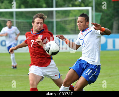 Torneo di Qualificazione per EURO U19: Repubblica ceca vs i Paesi Bassi a Praga, nella Repubblica ceca il 27 maggio 2012. Marek Kratky (sinistra) della Repubblica ceca e Memphis Depay dei Paesi Bassi. (CTK foto/Stanislav Peska) Foto Stock